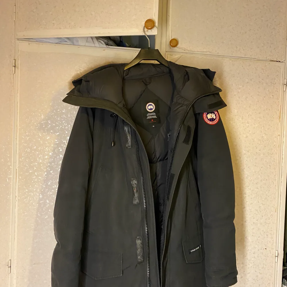 Hej säljer min jacka, som är en Canada Goose Langford Parka. Den här använts med varsamhet i två vintrar, men nu var det dags att sälja vidare den.  Köpt för 9999kr  Storlek L Färg : svart  Vid övriga fråga eller behovs av fler bilder hojta till bara!. Jackor.