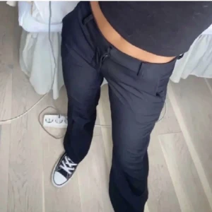 Kostymbyxor  - Säljer mina kostymbyxor från bikbok i väldigt bra skick. De är storlek 38 men passar 36 också!