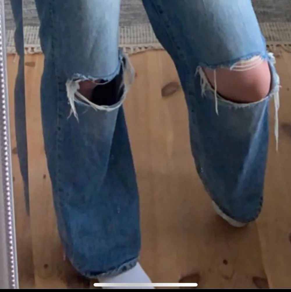 Utvsvända blåa håliga jeans från lager 157, nyköpt pris 300kr. Använt fåtal gånger och tyvärr nu gått ner i vikt så de passar ej! . Farkut & Housut.