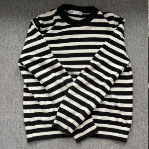 Randig stickad tröja❤️ - Svart vit randig stickad tröja från Zara❣️i bra skick men lite nopprig☺️