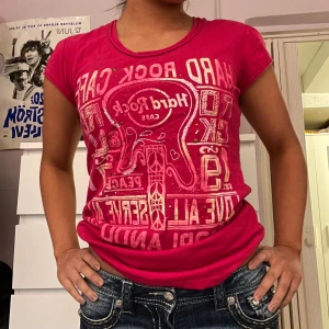 Hard rock café tröja  - Rensar alla mina kläder då jag ej har plats längre. Den är så najs men har inte plats. Köpare står för frakten annars möts jag upp i Sthlm 