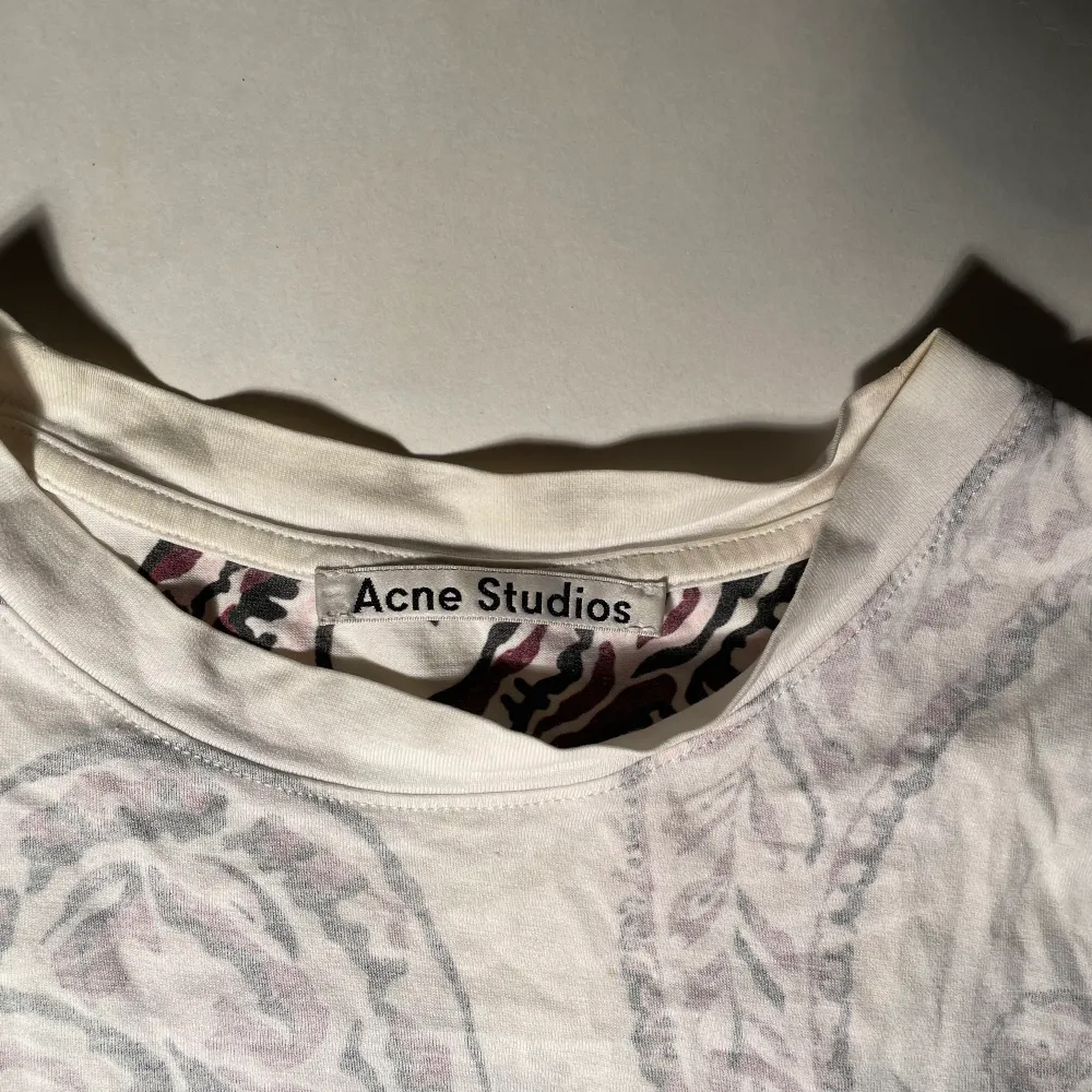 Reversible acne studios T-shirt i dunder skick. Säljer eftersom den inte kommer till användning nått mer. T-shirts.