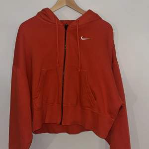 Orange/röd zip hoodie från Nike. Köpt från asos för 589, slutsåld. Storlek xs men väldigt oversized. använd få gånger och är o toppenskick!