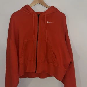 Adidas zip hoodie - Orange/röd zip hoodie från Nike. Köpt från asos för 589, slutsåld. Storlek xs men väldigt oversized. använd få gånger och är o toppenskick!