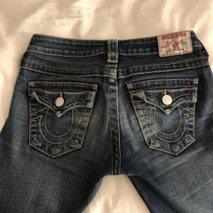 True religion jeans - Hej!! Intressekoll på mina true religion jeans eftersom att de inte passade så bra på mig, spårbar frakt 69kr! Flare/bootcut jeans💓💓 på bild två ser man att det är två knappar, la till den längst för de var för stora på mig men det går säkert att ta bort💕