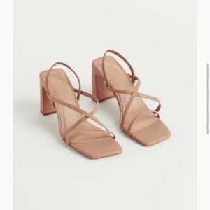 Sandaletter  - Beige sandaletter från HM sparsamt använda, som nya! 