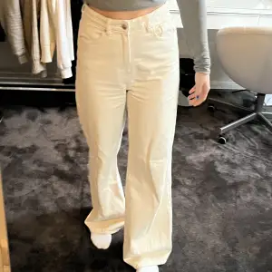 Vita/ Beiga Idun jeans från Gina tricot. Använda ca 3 gånger. Lite stora i storleken. Pris kan diskuteras 🥰