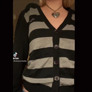 Striped kofta - Snygg och skön randig kofta. Väldigt bra skick, använder bara inte längre.💗