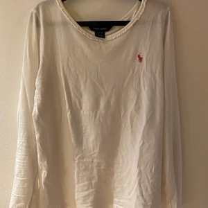 Ralph Lauren tröja  - Långärmad tröja i vit med rosa logga från Ralph Lauren.