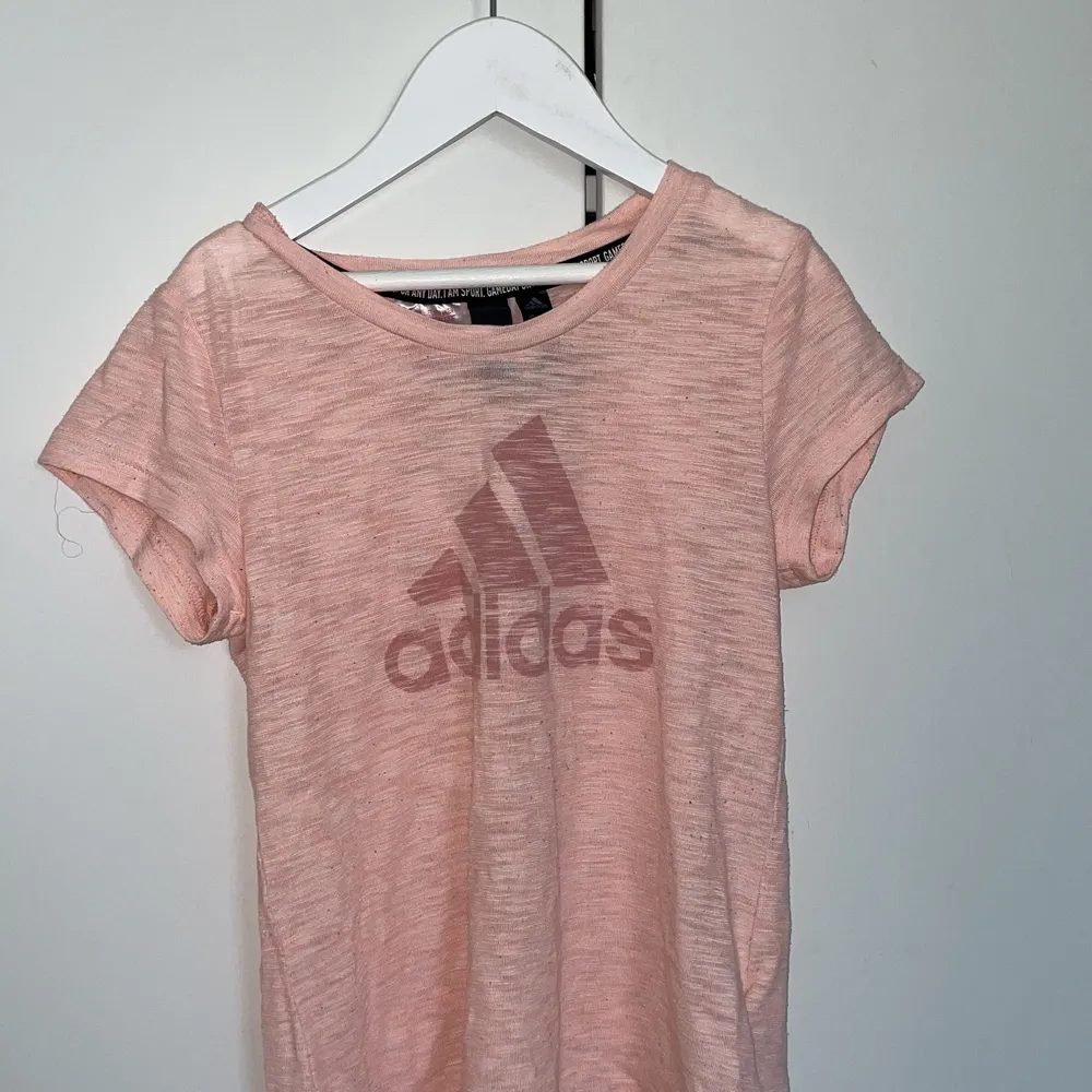 Rosa Adidasbyxor t-shurt,passar både till träning men också till vardag. Super skön och fin! Är lite genomskinlig men inte helt 💓☺️🦋. T-shirts.