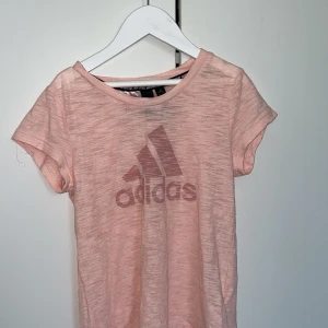 Adidas t-shurt  - Rosa Adidasbyxor t-shurt,passar både till träning men också till vardag. Super skön och fin! Är lite genomskinlig men inte helt 💓☺️🦋