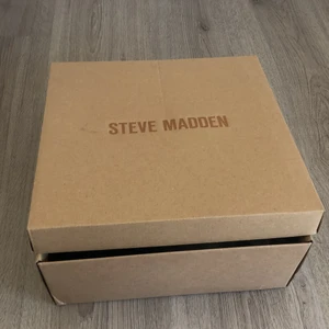 Steve Madden boots. - Splitter nya Steve madden kängor. Aldrig använda. Köpta för ungefär 1 år sedan! Storlek 37, original kartong medföljer. Nypris 1700 :-