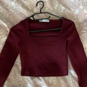 Super fin och sköt tröja från zara som passar perfekt till hösten! Säljer då den har blivit för liten för mig tyvärr😫 pris går att diskutera vid snabb affär!🤩