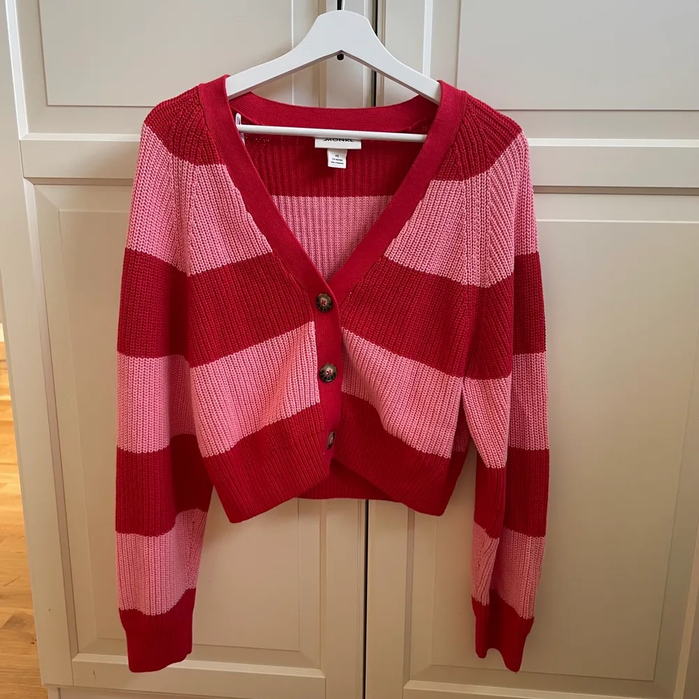 Rosa & röd stickad tröja från Monki i storlek XS! 💕. Tröjor & Koftor.