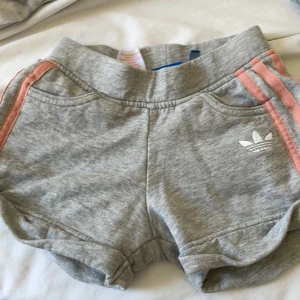 Grå adidas shorts  - Grå adidas shorts för barn, ganska mycket andvånda men inte så att det syns. Dem är bara lite ur tvättade men super sköna. Säljer pga att dem blivit försmå💗