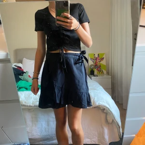 Kjol - Kjol från Nelly. I strl S. Sparsamt använd. Nypris: 249kr Mitt pris: 70kr Vid en snabb affär kan priset diskuteras 💸 Kan mötas i Tyresö eller skickas. Frakt kan tillkomma! 