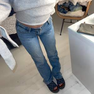 Säljer dessa lågmidjade jeansen ifrån Brandy Melville, de är insydda så passar mig som har xs/xxs 🤎🤎