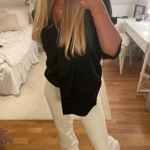 Bikbok Jeans biege  - Snygga bikbok jeans i nytt skick! Straight med högmidja🤩 Nypris 599kr