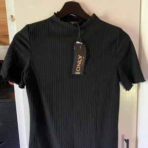Topp Only - Fin topp från Only i strl M. Tight passform. Aldrig använd med lapp kvar på.
