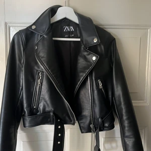 Skinnjacka - Skinnjacka från zara som tyvärr inte passar längre, knappt använd 