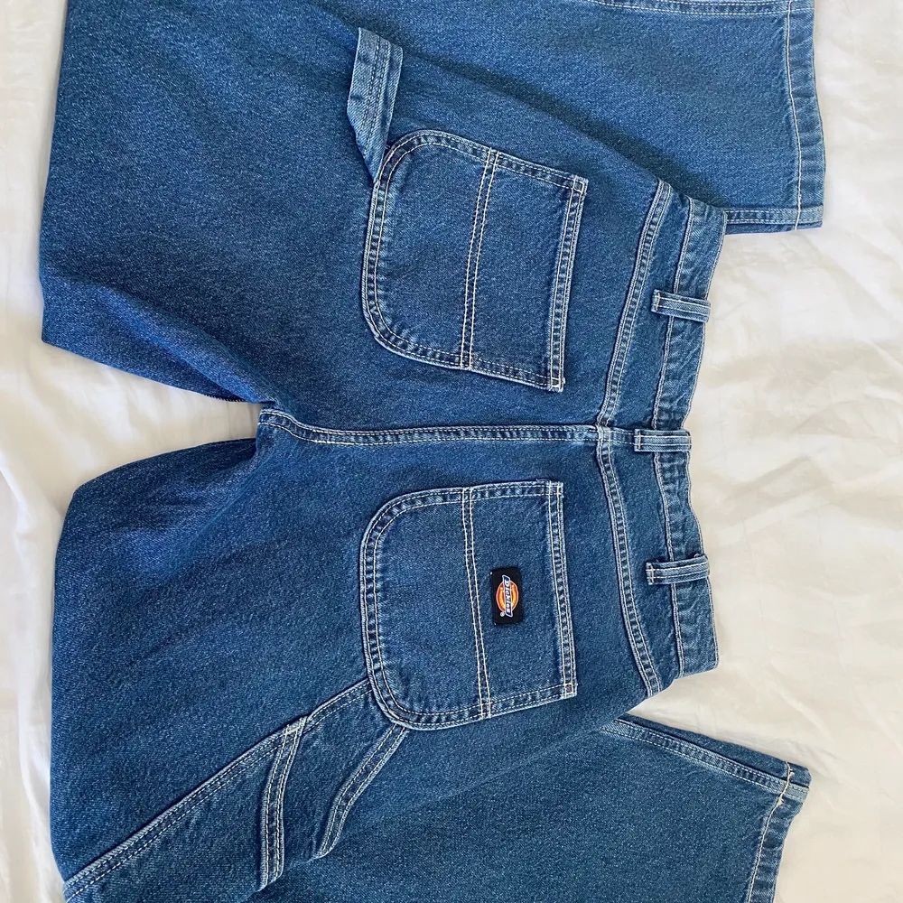 Cargo pants från Dickens i jeans matrial och bara använda ett fåtal gånger. Byxorna är mellanslag i midjan men beroende på vilken storlek man har kan man vika ner dom  vid midjan. Skriv om ni har frågor 💋. Jeans & Byxor.