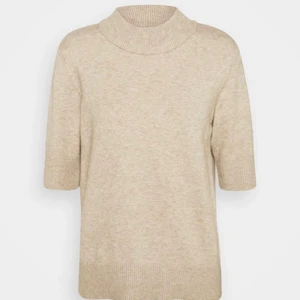 Stickad tshirt - Superfin beige stickad tshirt från Vila. Perfekt till hösten! 