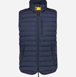 PARAJUMPER Väst Size M - Säljer min PJS väst, dock så har den ett litet hål där bak och saknar lite bomul men lätt kan fixas NYPRIS 3699 köpt från CareofCarl  Pris diskuteras kan även bytas mot någonting roligt