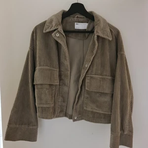 Oanvänd jacka från asos  - Oversize grön jacka från asos, precis lagom varm för höstvädret! Helt oanvänd! 