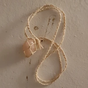 Knutet halsband till kristaller. - Detta är ett handgjort knutet halsband med 1 cm tråd mellan varje knut, och det är 3 knutar i höjden + den i botten. Självaste bandet runt halsen är 68 cm runt hela. Kristallen kommer inte med. Det går att knyta upp den för att lägga i en krustall.