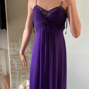 Promdress - Säljer min balklänning! Superfint skick och sitter perfekt på mig  men kommer dock inte änvända den mer därav säljer jag! Jag tror att det är en xs eller s. Dm för bättre bilder🥰