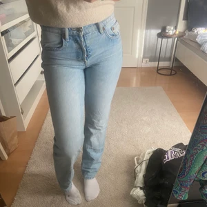 Zara midwaist straight jeans  - jeansen är i nyskick 😊