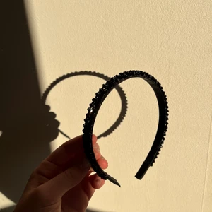 Svart diadem med strass - Svart diadem med strass/ stenar, som jag tyvärr säljer då diademet endast andvänts en gång.🤩