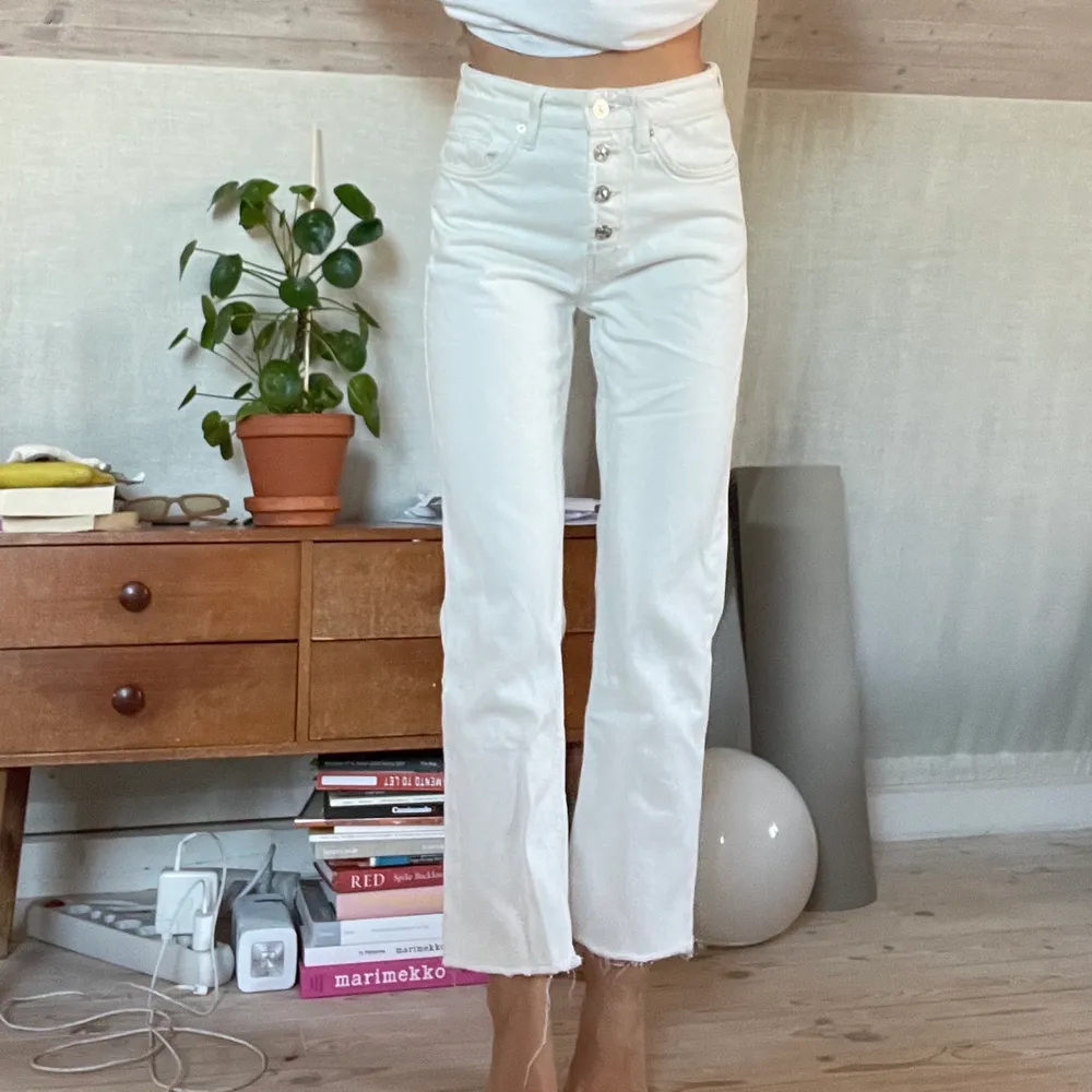 Vita/offwhite från Zara.  Storlek XS/32, jag är 156cm som referens.  Jättebra skick!. Jeans & Byxor.