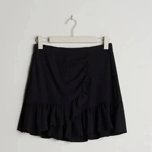 svart volangkjol - Jättefin slutsåld svart volangkjol från Gina Tricot ☀️ Perfekt nu till hösten och skolstarten 🌼 Säljs i hopp om att någon annan får mer användning för den 💕 Säljs till den som budar högst. 