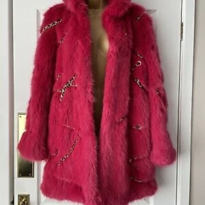 Moschino vinter jacka - Lägger upp min oanvända Moschino X HM jacka för intresse! Storl Medium och den har lite tyngd då det är riktiga kedjor i jacka! Super cool men tyvärr inte min stil längre! Säljer den för 2500kr frakt tillkommer eller om vi möts upp! 