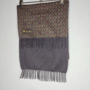 Loro Piana scarf - Säljer en ruggigt exklusiv halsduk från loro piana, 100% kashmir. Nypris ca 5k men säljer betydligt billigare.