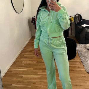 Juicy Couture - Grön  - Juicy couture dress i grön. Säljer hoodien strl M för 700:- och byxorna strl S för 200:- då de är lite förstörda som ni ser på bilden. 