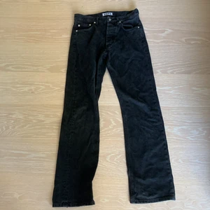 Hope byxor - Tjena tänkte sälja mina super snygga hope byxor som är i en svart färg!! Storleken är 27/30 och är i bra skick. Byxorna är som nya har bara använt det ett fåtal gånger!!!