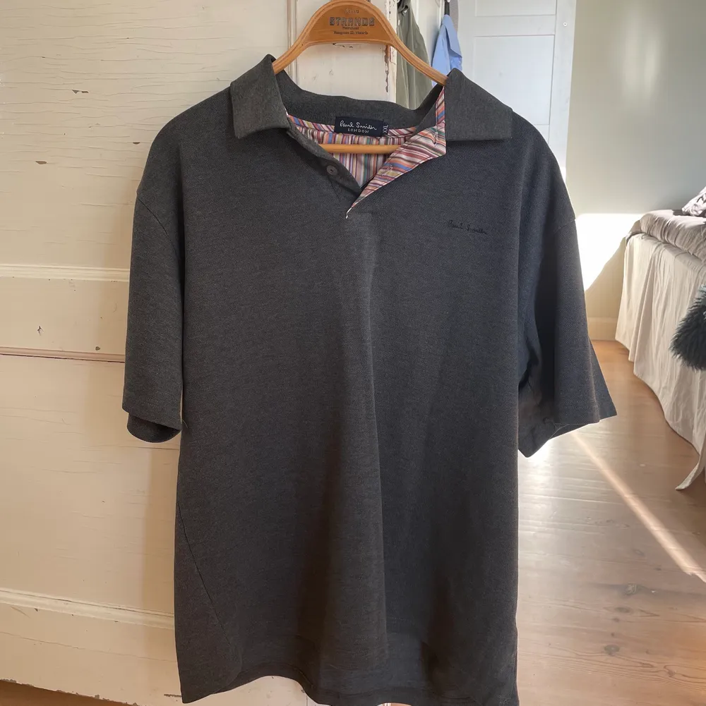 Superfin mörkgrå piké från Paul Smith London! Perfekt skick, sitter som XL.. T-shirts.