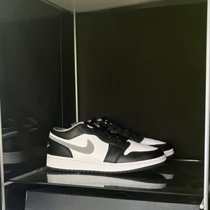 Jordan 1 low grey particle  - Jordan 1 low grey particle I storlek 38! 🔥Dem är i riktigt bra skick🔥 ⚡️En populär färg som är lätt att matcha⚡️ 📦Kan mötas upp i Stockholm eller frakta📦 💜Vid frågor eller funderingar är det bara att kontakta mig💜 🎸Pris kan diskuteras vid snabb affär 🎸