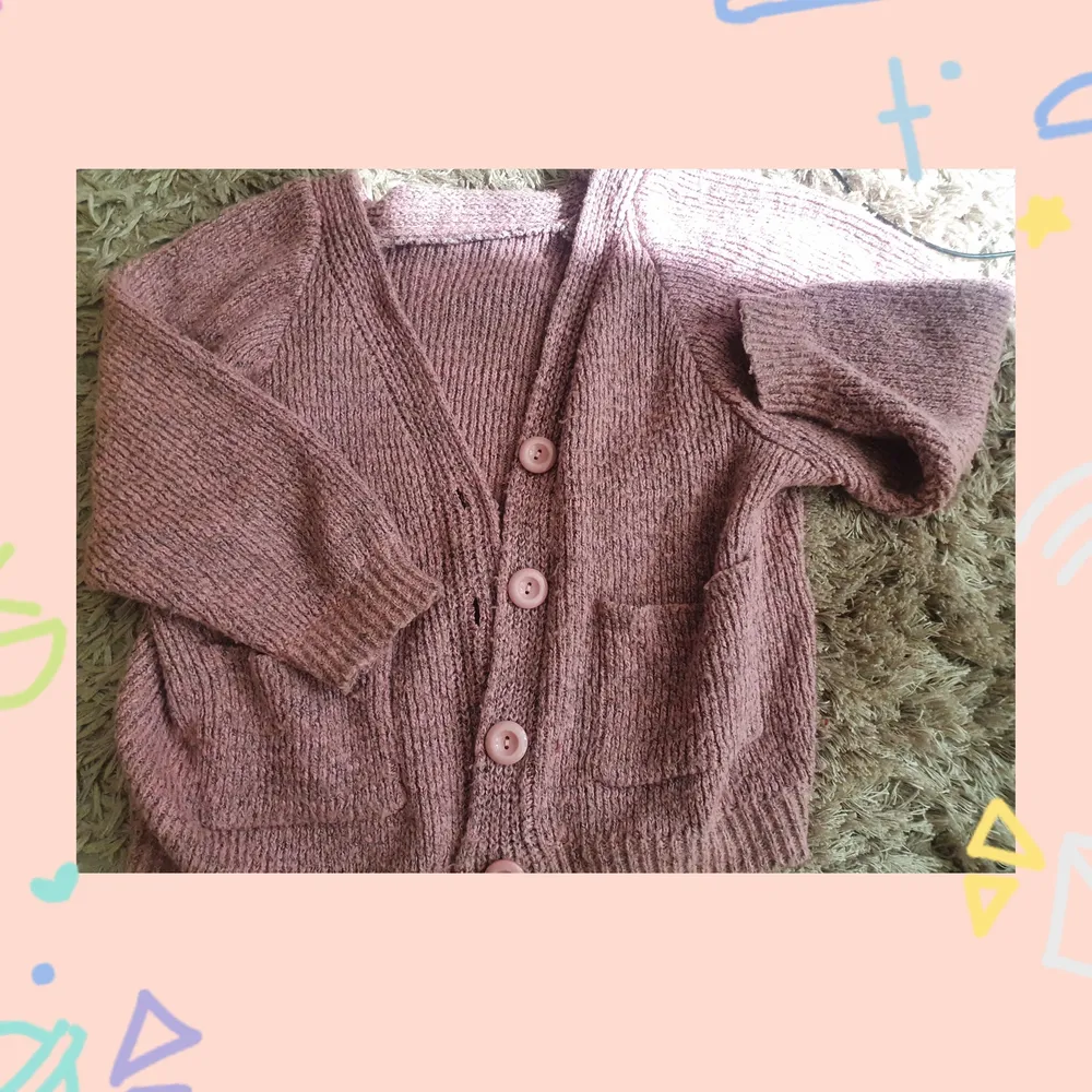 Cardigan, with no tag since I bought it, seems like a syntetic wool of sort, it's not the softest, but not terribly uncomfortable, it dresses kind of small, both when it comes to lenght and arms. No tag with washing info, but I suggest hand washing♡. Tröjor & Koftor.