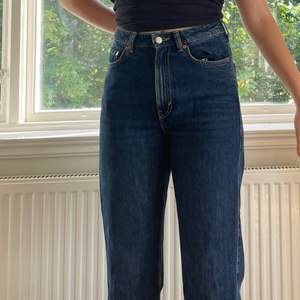 Jeans från Weekday i modell Rowe 😌 Jättebra skick & storleken är 27/32 🙏🏼