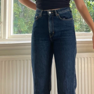 Weekday jeans rowe - Jeans från Weekday i modell Rowe 😌 Jättebra skick & storleken är 27/32 🙏🏼