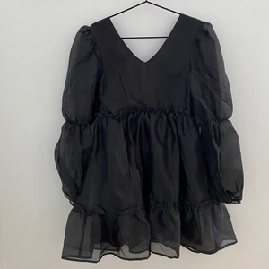 Organza dress strl 38 - Superfin klänning med djup ringning i ryggen. Använd 1 gång. Väldigt bra skick. Passar en S.