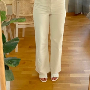 Jeans från & Other Stories - Nästan helt oanvända byxor från & Other Stories i storlek 26. 