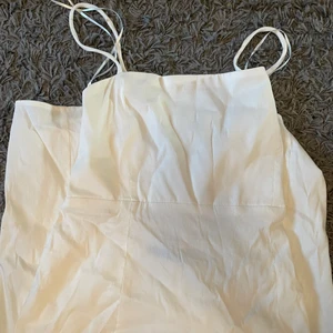 Vit klänning - Jättefin klänning från Zara som aldrig kommit till användning. Den har slits & snörning. Storlek M. 150 kr + 49 kr 