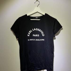 Svart fin t-shirt med klassiska Karl Lagerfeldt trycker på bröstet. Storlek S! 