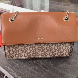 DKNY väska - Äkta DKNY handväska Jag står för frakt vid köp av väskan :)
