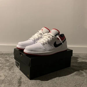 Air jordan 1 low - Tja! Säljer nu mina air jordan 1 low.   Helt oanvända! Storlek:44,5 Skickas med spårbar frakt!