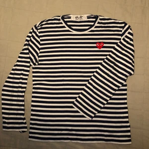 Comme des Garçons tröja  - Blå randig Skick 7/10 Köpt på Paul & Friends för 1295 kr  Liten i storleken 